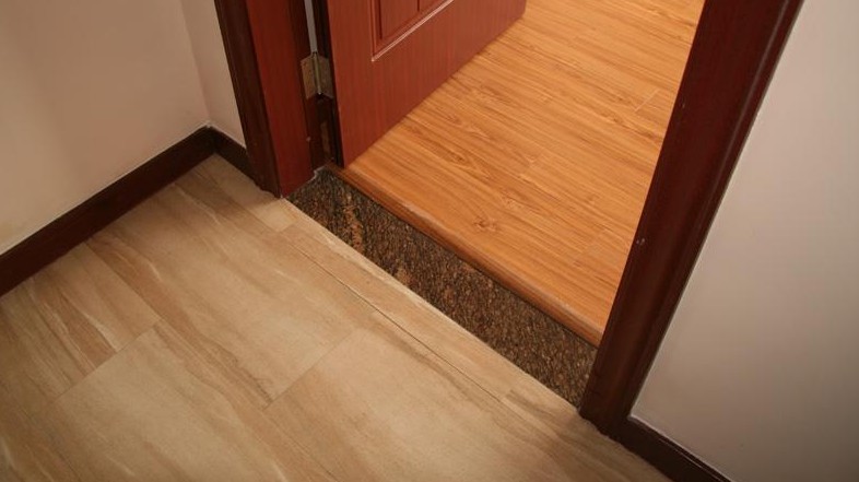 木地板跟地角线间接缝太大