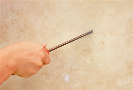 用螺丝刀刮瓷砖表面，没有刮痕。