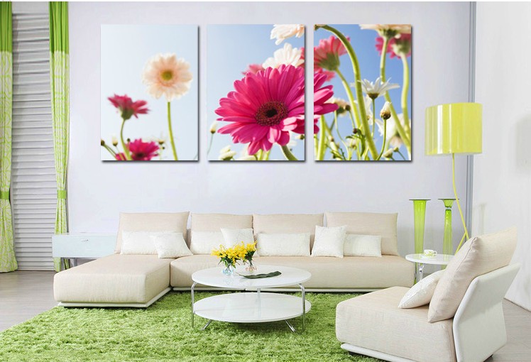 色彩鲜艳的三束花组成的三联画效果图