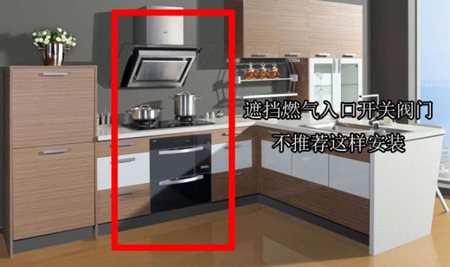 厨房三件套电器中,炉灶和油烟机房肯定是一起的,消柜放在切菜