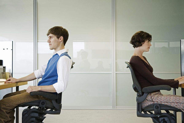 背靠背的办公桌间距多少合适