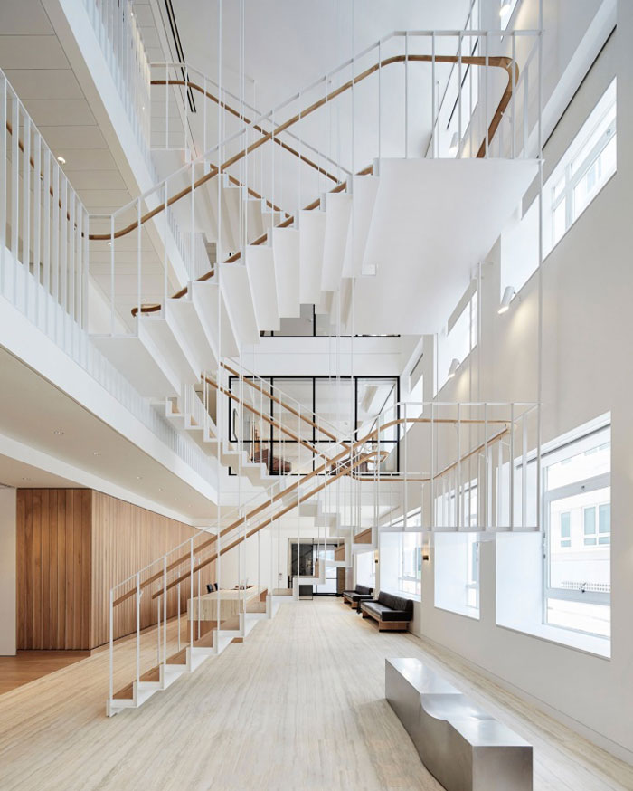 2000平方办公室楼梯装修设计效果图